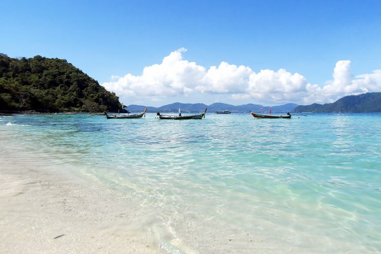 Pantai Banana via Hotels