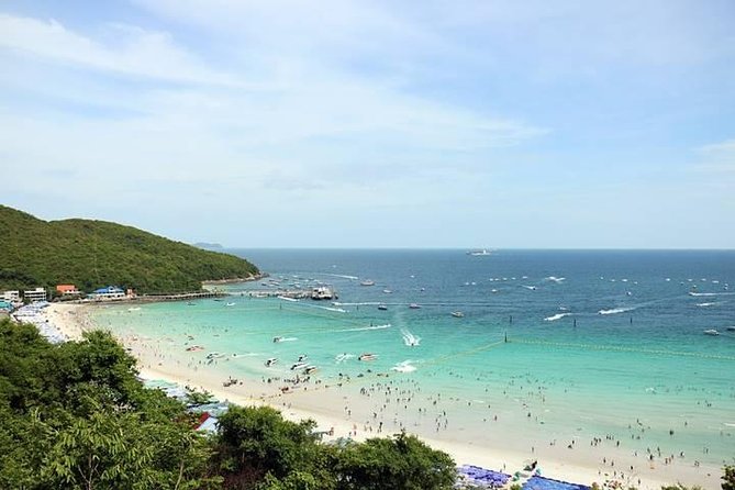 Pantai Koh Larn via Viator, 1. Pantai Pattaya, penuh pesona di siang hari dan menggoda iman di malam hari, 2. Pantai Jomtien, cocok bagi pecinta keramaian yang lebih sunyi, 3. Pantai Na Jomtien, pantai populer yang tetap menawarkan privasi, 4. Pantai Naklua, ideal bagi pecinta suasana pantai dan kehidupan di sekitarnya, 5. Pantai Wong Amat, bagi kalian yang ingin santai menikmati matahari, 6. Koh Larn, pulau Coral dengan pantai indah yang jadi surga dunia di Pattaya, 7. Puas bermain di pantai, saatnya mengenal kehidupan di laut Pattaya dengan main ke Underwater World Pattaya, 8. Bosan dengan laut dan suasana pantai? Pattaya Park hadir untuk menyelamatkan hari kalian, 9. Nggak hanya punya pantai dan waterpark, Pattaya juga punya Nong Nooch Tropical Garden & Cultural Village yang terlalu keren untuk dilewatkan, 10. Wat Phra Yai dan patung Buddha berukuran super besarnya, 11. Wat Yansangwararam, kuil yang dipersembahkan untuk Raja Bhumibol Adulyadej, 12. Wat Chaimongkol, kuil megah dengan gaya arsitektur yang eksotis, 13. Walau bukan kuil, Sanctuary of Truth ini juga layak kalian sambangi karena tempat ini mewakili semua unsur filosofi dalam budaya Thailand kuno, 14. Bagi para penantang adrenalin, uji nyali kalian dengan mencoba berbagai petualangan di Flight of the Gibbon, 15. Ripley’s Believe It Or Not, museum yang akan membuat kalian tercengang hingga akhir, 16. Art in Paradise, galeri yang akan menipu mata kalian, 17. Teddy Bear Museum Pattaya, museum untuk pecinta beruang Teddy, 18. Untuk pengalaman wisata bernuansa lokal, mampirlah ke Pattaya Floating Market dan rasakan serunya belanja di pasar terapung, 19. Sebagai pengenalan terhadap dunia malam di Pattaya, mulailah dengan menyusuri Pattaya Walking Street, 20. Melihat Pertunjukan kabaret
