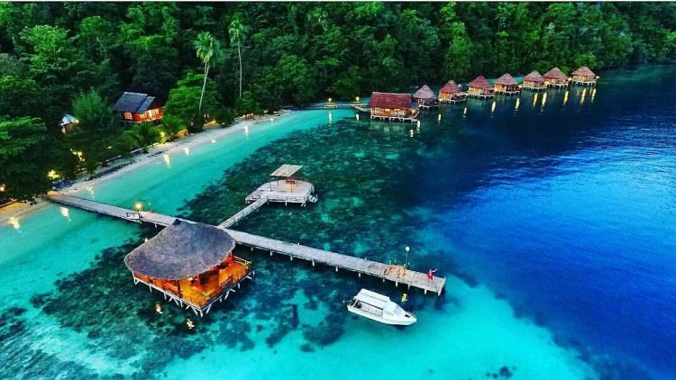 Pantai Ora via Medium - Wisata Indonesia Mirip Maldives, 1. Mari Mulai Dengan Pulo Cinta, Primadona Wisata Baru di Gorontalo, 2. Masih di Indonesia Timur, Ada Pantai Ora yang Siap Membius Para Pendamba Maladewa, 3. Pulau Dodola, Morotai, Juga Menawarkan Sekeping Pesona Ala Maladewa Lho!, 4. Beralih ke Kalimantan Timur, Bersiaplah Terpesona Dengan Keindahan Pulau Maratua, 5. Ujung Barat Indonesia Pun Memiliki Sepenggal Pesona Maladewa di Pantai Iboih, 6. Pulau Sombori, Sulawesi Tengah, 7. Raja Ampat, Papua Barat, 8. Kepulauan Kei, Maluku Tenggara , 9. Pulau Bawah, Kepulauan Riau