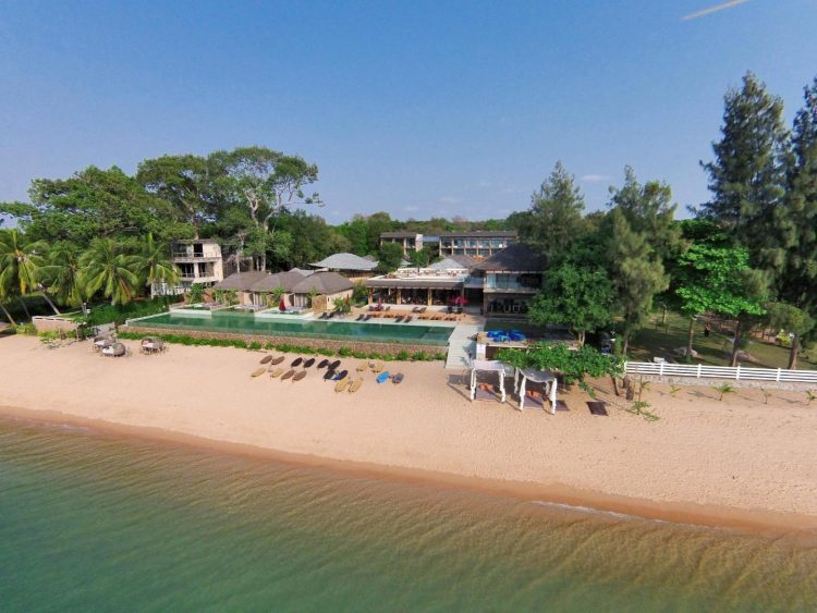 Pantai Na Jomtien via Booking, 1. Pantai Pattaya, penuh pesona di siang hari dan menggoda iman di malam hari, 2. Pantai Jomtien, cocok bagi pecinta keramaian yang lebih sunyi, 3. Pantai Na Jomtien, pantai populer yang tetap menawarkan privasi, 4. Pantai Naklua, ideal bagi pecinta suasana pantai dan kehidupan di sekitarnya, 5. Pantai Wong Amat, bagi kalian yang ingin santai menikmati matahari, 6. Koh Larn, pulau Coral dengan pantai indah yang jadi surga dunia di Pattaya, 7. Puas bermain di pantai, saatnya mengenal kehidupan di laut Pattaya dengan main ke Underwater World Pattaya, 8. Bosan dengan laut dan suasana pantai? Pattaya Park hadir untuk menyelamatkan hari kalian, 9. Nggak hanya punya pantai dan waterpark, Pattaya juga punya Nong Nooch Tropical Garden & Cultural Village yang terlalu keren untuk dilewatkan, 10. Wat Phra Yai dan patung Buddha berukuran super besarnya, 11. Wat Yansangwararam, kuil yang dipersembahkan untuk Raja Bhumibol Adulyadej, 12. Wat Chaimongkol, kuil megah dengan gaya arsitektur yang eksotis, 13. Walau bukan kuil, Sanctuary of Truth ini juga layak kalian sambangi karena tempat ini mewakili semua unsur filosofi dalam budaya Thailand kuno, 14. Bagi para penantang adrenalin, uji nyali kalian dengan mencoba berbagai petualangan di Flight of the Gibbon, 15. Ripley’s Believe It Or Not, museum yang akan membuat kalian tercengang hingga akhir, 16. Art in Paradise, galeri yang akan menipu mata kalian, 17. Teddy Bear Museum Pattaya, museum untuk pecinta beruang Teddy, 18. Untuk pengalaman wisata bernuansa lokal, mampirlah ke Pattaya Floating Market dan rasakan serunya belanja di pasar terapung, 19. Sebagai pengenalan terhadap dunia malam di Pattaya, mulailah dengan menyusuri Pattaya Walking Street, 20. Melihat Pertunjukan kabaret