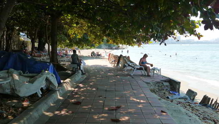 Pantai Naklua via Pattayaunlimited, 1. Pantai Pattaya, penuh pesona di siang hari dan menggoda iman di malam hari, 2. Pantai Jomtien, cocok bagi pecinta keramaian yang lebih sunyi, 3. Pantai Na Jomtien, pantai populer yang tetap menawarkan privasi, 4. Pantai Naklua, ideal bagi pecinta suasana pantai dan kehidupan di sekitarnya, 5. Pantai Wong Amat, bagi kalian yang ingin santai menikmati matahari, 6. Koh Larn, pulau Coral dengan pantai indah yang jadi surga dunia di Pattaya, 7. Puas bermain di pantai, saatnya mengenal kehidupan di laut Pattaya dengan main ke Underwater World Pattaya, 8. Bosan dengan laut dan suasana pantai? Pattaya Park hadir untuk menyelamatkan hari kalian, 9. Nggak hanya punya pantai dan waterpark, Pattaya juga punya Nong Nooch Tropical Garden & Cultural Village yang terlalu keren untuk dilewatkan, 10. Wat Phra Yai dan patung Buddha berukuran super besarnya, 11. Wat Yansangwararam, kuil yang dipersembahkan untuk Raja Bhumibol Adulyadej, 12. Wat Chaimongkol, kuil megah dengan gaya arsitektur yang eksotis, 13. Walau bukan kuil, Sanctuary of Truth ini juga layak kalian sambangi karena tempat ini mewakili semua unsur filosofi dalam budaya Thailand kuno, 14. Bagi para penantang adrenalin, uji nyali kalian dengan mencoba berbagai petualangan di Flight of the Gibbon, 15. Ripley’s Believe It Or Not, museum yang akan membuat kalian tercengang hingga akhir, 16. Art in Paradise, galeri yang akan menipu mata kalian, 17. Teddy Bear Museum Pattaya, museum untuk pecinta beruang Teddy, 18. Untuk pengalaman wisata bernuansa lokal, mampirlah ke Pattaya Floating Market dan rasakan serunya belanja di pasar terapung, 19. Sebagai pengenalan terhadap dunia malam di Pattaya, mulailah dengan menyusuri Pattaya Walking Street, 20. Melihat Pertunjukan kabaret