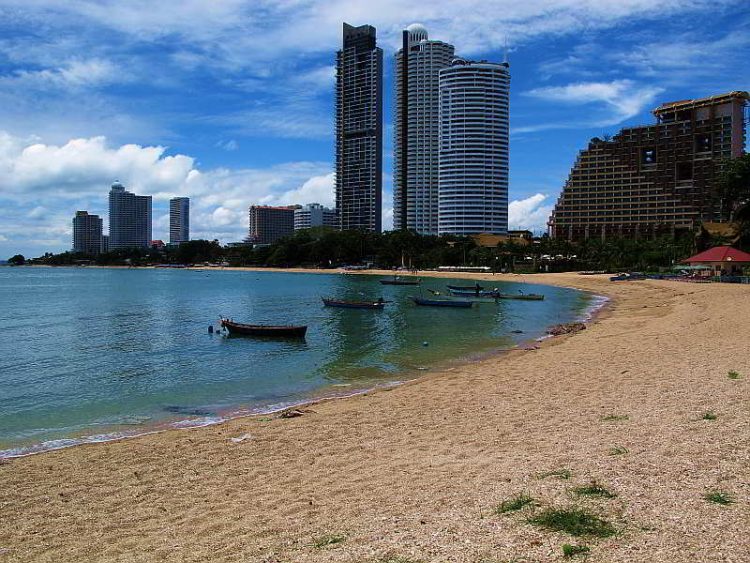 Pantai Wong Amat via Pattayaunlimited, 1. Pantai Pattaya, penuh pesona di siang hari dan menggoda iman di malam hari, 2. Pantai Jomtien, cocok bagi pecinta keramaian yang lebih sunyi, 3. Pantai Na Jomtien, pantai populer yang tetap menawarkan privasi, 4. Pantai Naklua, ideal bagi pecinta suasana pantai dan kehidupan di sekitarnya, 5. Pantai Wong Amat, bagi kalian yang ingin santai menikmati matahari, 6. Koh Larn, pulau Coral dengan pantai indah yang jadi surga dunia di Pattaya, 7. Puas bermain di pantai, saatnya mengenal kehidupan di laut Pattaya dengan main ke Underwater World Pattaya, 8. Bosan dengan laut dan suasana pantai? Pattaya Park hadir untuk menyelamatkan hari kalian, 9. Nggak hanya punya pantai dan waterpark, Pattaya juga punya Nong Nooch Tropical Garden & Cultural Village yang terlalu keren untuk dilewatkan, 10. Wat Phra Yai dan patung Buddha berukuran super besarnya, 11. Wat Yansangwararam, kuil yang dipersembahkan untuk Raja Bhumibol Adulyadej, 12. Wat Chaimongkol, kuil megah dengan gaya arsitektur yang eksotis, 13. Walau bukan kuil, Sanctuary of Truth ini juga layak kalian sambangi karena tempat ini mewakili semua unsur filosofi dalam budaya Thailand kuno, 14. Bagi para penantang adrenalin, uji nyali kalian dengan mencoba berbagai petualangan di Flight of the Gibbon, 15. Ripley’s Believe It Or Not, museum yang akan membuat kalian tercengang hingga akhir, 16. Art in Paradise, galeri yang akan menipu mata kalian, 17. Teddy Bear Museum Pattaya, museum untuk pecinta beruang Teddy, 18. Untuk pengalaman wisata bernuansa lokal, mampirlah ke Pattaya Floating Market dan rasakan serunya belanja di pasar terapung, 19. Sebagai pengenalan terhadap dunia malam di Pattaya, mulailah dengan menyusuri Pattaya Walking Street, 20. Melihat Pertunjukan kabaret