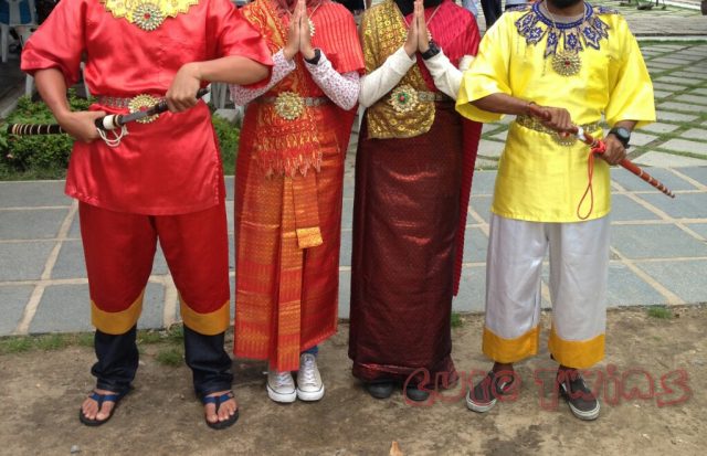 Pakaian Tradisional, 1. Souvenir Gajah, 2. Kelapa dan Segala Kerajinannya, 3. Segala Sesuatu Bertema Tuk-tuk, 4. Produk Spa, 5. Saus dan Bumbu, 6. Sutra Thailand, 7. Aksesoris Lokal, 8. Celana Muay-Thai, 9. Pakaian Tradisional, 10. Pocket Kulit, 11. Tas Unik Thailand, 12. Porselen Benjarong, Pajangan Keramik Khas Thailand, 13. Payung Kertas, 14. Bantal Segitiga Khas Thailand, 15. Ornamen dan Ukiran dari Kayu, 16. Wadah Anyaman Bambu untuk Tempat Nasi, 17. Perlengkapan Meditasi, 18. Pernak-pernik Unik, 19. Aneka Dekorasi dan Hiasan dari Kulit, 20. Lampu dan Lentera, 21. Permen, 22. Selai Khas Thailand, 23. Manisan Buah, 24. Aneka Cokelat, 25. Keripik Durian, 26. MAMA Tom Yum, 27. Pad Thai Instan, 28. Bento Squid Seafood Snack, 29. Pajangan Dinding Payet Khas Thailand