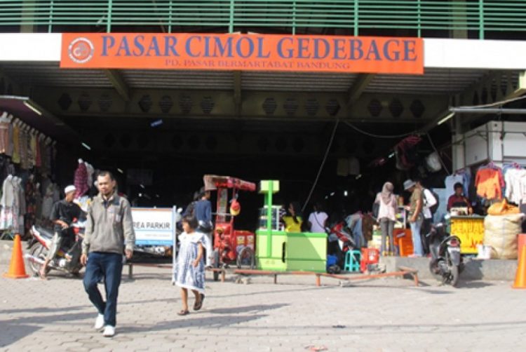 Pasar Gedebage via Republika, 1. Mari mulai dari atraksi wisata populer di Bandung yang bisa kalian jajal dengan harga minimalis, bahkan ada yang gratis lho! Misalnya saja aneka taman tematiknya yang keren, 2. Dengan 10 ribu rupiah, kalian bisa mengelilingi kota Bandung sambil bergaya keren di atas Bus Bandros, 3. Salurkan hasratmu jadi koboi dengan naik kuda. Harganya mulai dari 5 ribuan saja lho, 4. Ingin tahu seperti apa suasana pasar terapung? Nggak usah jauh-jauh ke Thailand karena di Bandung pun ada Floating Market, 5. Terkadang, wisata murah bisa begitu dekat dengan bintang. Nggak percaya? Mampir saja ke Observatorium Bosscha yang ada di bilangan Lembang untuk membuktikannya, 6. Walau bukan obyek wisata mayor, Cagar Alam Junghuhn layak untuk dikunjungi oleh kalian yang menghargai jasa para pahlawan, 7. Air terjun Maribaya selalu menjadi favorit bagi mereka yang mencintai suasana alam dengan budget yang ekonomis, 8. Dan, dari Maribaya, kalian bisa langsung menuju Taman Hutan Raya Juanda. Harga tiketnya sama ekonomisnya lho, 9. Untuk melengkapi kunjungan di Taman Hutan Raya Juanda, sekalian saja mampir ke tempat selfie paling populer di Bandung, yaitu Tebing Keraton, 10. Menikmati sejuknya udara Bandung bisa kalian lakukan sambil mengenal ragam fauna di Kebun Binatang Bandung, 11. Area Bandung Selatan juga punya banyak obyek wisata yang menyayangi kantong kalian. Misalnya saja wisata Kawah Putih-nya yang super populer itu, 12. Untuk kalian para pecinta wisata alam dan pengagum nilai-nilai romantisme, Situ Patenggang menjadi tempat yang wajib kalian sambangi di Bandung, 13. Mampirlah ke Pemandian Air Panas Cibolang yang akan menghangatkan tubuh kalian dari gigitan udara dingin di Ciwidey, 14. Cibolang bukan satu-satunya tempat yang dapat menghangatkan tubuh kalian saat dingin. Kunjungi saja Taman Wisata Alam Cimanggu yang juga menawarkan kolam pemandian air panas alami, 15. Atau, mampirlah ke pemandian Air Panas Alami Walini/Rancawalini juga populer di wilayah Ciwidey. Kalian dapat menikmati suasana berendam air panas di tengah perkebunan teh, 16. Wisata di Ciwidey akan semakin lengkap jika kalian berjalan-jalan di tengah Perkebunan Teh Rancabali. Pemandangannya yang indah akan membuat siapapun mendadak suka mengambil foto, 17. Untuk menutup wisata hemat di Bandung, mampirlah ke Pasar Gedebage untuk belanja pakaian second berkualitas bagus. Harganya? Murah meriah!, 18. Balitsa Lembang yang Instagramable, 19. Keindahan Babakan Siliwangi yang bikin mata terpana, 20. Mengintip Dinosaurus di Museum Geologi, 21. Kawah Rengganis yang begitu eksotis, 22. Epic Sunrise di Venue Gantole Cililin, 23. Menikmati pesona alam hijau di Bukit Teletubies, 24. Menikmati pesona alam hijau khas bebukitan di Bukit Jamur, 25. Pesona Curug Bellarosa yang bikin pikiran adem, 26. Epiknya pemandangan di Gunung Nini Pangalengan