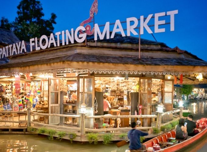 Pattaya Floating Market via Tngholidays, 1. Pantai Pattaya, penuh pesona di siang hari dan menggoda iman di malam hari, 2. Pantai Jomtien, cocok bagi pecinta keramaian yang lebih sunyi, 3. Pantai Na Jomtien, pantai populer yang tetap menawarkan privasi, 4. Pantai Naklua, ideal bagi pecinta suasana pantai dan kehidupan di sekitarnya, 5. Pantai Wong Amat, bagi kalian yang ingin santai menikmati matahari, 6. Koh Larn, pulau Coral dengan pantai indah yang jadi surga dunia di Pattaya, 7. Puas bermain di pantai, saatnya mengenal kehidupan di laut Pattaya dengan main ke Underwater World Pattaya, 8. Bosan dengan laut dan suasana pantai? Pattaya Park hadir untuk menyelamatkan hari kalian, 9. Nggak hanya punya pantai dan waterpark, Pattaya juga punya Nong Nooch Tropical Garden & Cultural Village yang terlalu keren untuk dilewatkan, 10. Wat Phra Yai dan patung Buddha berukuran super besarnya, 11. Wat Yansangwararam, kuil yang dipersembahkan untuk Raja Bhumibol Adulyadej, 12. Wat Chaimongkol, kuil megah dengan gaya arsitektur yang eksotis, 13. Walau bukan kuil, Sanctuary of Truth ini juga layak kalian sambangi karena tempat ini mewakili semua unsur filosofi dalam budaya Thailand kuno, 14. Bagi para penantang adrenalin, uji nyali kalian dengan mencoba berbagai petualangan di Flight of the Gibbon, 15. Ripley’s Believe It Or Not, museum yang akan membuat kalian tercengang hingga akhir, 16. Art in Paradise, galeri yang akan menipu mata kalian, 17. Teddy Bear Museum Pattaya, museum untuk pecinta beruang Teddy, 18. Untuk pengalaman wisata bernuansa lokal, mampirlah ke Pattaya Floating Market dan rasakan serunya belanja di pasar terapung, 19. Sebagai pengenalan terhadap dunia malam di Pattaya, mulailah dengan menyusuri Pattaya Walking Street, 20. Melihat Pertunjukan kabaret