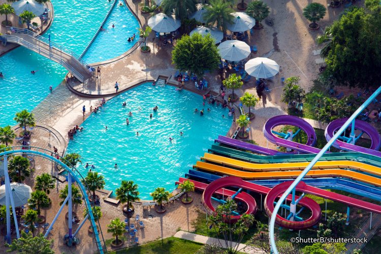 Pattaya Park via Shutterstock, 1. Pantai Pattaya, penuh pesona di siang hari dan menggoda iman di malam hari, 2. Pantai Jomtien, cocok bagi pecinta keramaian yang lebih sunyi, 3. Pantai Na Jomtien, pantai populer yang tetap menawarkan privasi, 4. Pantai Naklua, ideal bagi pecinta suasana pantai dan kehidupan di sekitarnya, 5. Pantai Wong Amat, bagi kalian yang ingin santai menikmati matahari, 6. Koh Larn, pulau Coral dengan pantai indah yang jadi surga dunia di Pattaya, 7. Puas bermain di pantai, saatnya mengenal kehidupan di laut Pattaya dengan main ke Underwater World Pattaya, 8. Bosan dengan laut dan suasana pantai? Pattaya Park hadir untuk menyelamatkan hari kalian, 9. Nggak hanya punya pantai dan waterpark, Pattaya juga punya Nong Nooch Tropical Garden & Cultural Village yang terlalu keren untuk dilewatkan, 10. Wat Phra Yai dan patung Buddha berukuran super besarnya, 11. Wat Yansangwararam, kuil yang dipersembahkan untuk Raja Bhumibol Adulyadej, 12. Wat Chaimongkol, kuil megah dengan gaya arsitektur yang eksotis, 13. Walau bukan kuil, Sanctuary of Truth ini juga layak kalian sambangi karena tempat ini mewakili semua unsur filosofi dalam budaya Thailand kuno, 14. Bagi para penantang adrenalin, uji nyali kalian dengan mencoba berbagai petualangan di Flight of the Gibbon, 15. Ripley’s Believe It Or Not, museum yang akan membuat kalian tercengang hingga akhir, 16. Art in Paradise, galeri yang akan menipu mata kalian, 17. Teddy Bear Museum Pattaya, museum untuk pecinta beruang Teddy, 18. Untuk pengalaman wisata bernuansa lokal, mampirlah ke Pattaya Floating Market dan rasakan serunya belanja di pasar terapung, 19. Sebagai pengenalan terhadap dunia malam di Pattaya, mulailah dengan menyusuri Pattaya Walking Street, 20. Melihat Pertunjukan kabaret