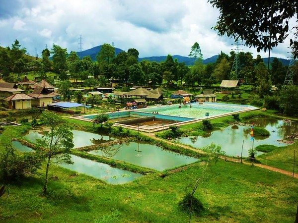 Pemandian Air Panas Cibolang, 1. Mari mulai dari atraksi wisata populer di Bandung yang bisa kalian jajal dengan harga minimalis, bahkan ada yang gratis lho! Misalnya saja aneka taman tematiknya yang keren, 2. Dengan 10 ribu rupiah, kalian bisa mengelilingi kota Bandung sambil bergaya keren di atas Bus Bandros, 3. Salurkan hasratmu jadi koboi dengan naik kuda. Harganya mulai dari 5 ribuan saja lho, 4. Ingin tahu seperti apa suasana pasar terapung? Nggak usah jauh-jauh ke Thailand karena di Bandung pun ada Floating Market, 5. Terkadang, wisata murah bisa begitu dekat dengan bintang. Nggak percaya? Mampir saja ke Observatorium Bosscha yang ada di bilangan Lembang untuk membuktikannya, 6. Walau bukan obyek wisata mayor, Cagar Alam Junghuhn layak untuk dikunjungi oleh kalian yang menghargai jasa para pahlawan, 7. Air terjun Maribaya selalu menjadi favorit bagi mereka yang mencintai suasana alam dengan budget yang ekonomis, 8. Dan, dari Maribaya, kalian bisa langsung menuju Taman Hutan Raya Juanda. Harga tiketnya sama ekonomisnya lho, 9. Untuk melengkapi kunjungan di Taman Hutan Raya Juanda, sekalian saja mampir ke tempat selfie paling populer di Bandung, yaitu Tebing Keraton, 10. Menikmati sejuknya udara Bandung bisa kalian lakukan sambil mengenal ragam fauna di Kebun Binatang Bandung, 11. Area Bandung Selatan juga punya banyak obyek wisata yang menyayangi kantong kalian. Misalnya saja wisata Kawah Putih-nya yang super populer itu, 12. Untuk kalian para pecinta wisata alam dan pengagum nilai-nilai romantisme, Situ Patenggang menjadi tempat yang wajib kalian sambangi di Bandung, 13. Mampirlah ke Pemandian Air Panas Cibolang yang akan menghangatkan tubuh kalian dari gigitan udara dingin di Ciwidey, 14. Cibolang bukan satu-satunya tempat yang dapat menghangatkan tubuh kalian saat dingin. Kunjungi saja Taman Wisata Alam Cimanggu yang juga menawarkan kolam pemandian air panas alami, 15. Atau, mampirlah ke pemandian Air Panas Alami Walini/Rancawalini juga populer di wilayah Ciwidey. Kalian dapat menikmati suasana berendam air panas di tengah perkebunan teh, 16. Wisata di Ciwidey akan semakin lengkap jika kalian berjalan-jalan di tengah Perkebunan Teh Rancabali. Pemandangannya yang indah akan membuat siapapun mendadak suka mengambil foto, 17. Untuk menutup wisata hemat di Bandung, mampirlah ke Pasar Gedebage untuk belanja pakaian second berkualitas bagus. Harganya? Murah meriah!, 18. Balitsa Lembang yang Instagramable, 19. Keindahan Babakan Siliwangi yang bikin mata terpana, 20. Mengintip Dinosaurus di Museum Geologi, 21. Kawah Rengganis yang begitu eksotis, 22. Epic Sunrise di Venue Gantole Cililin, 23. Menikmati pesona alam hijau di Bukit Teletubies, 24. Menikmati pesona alam hijau khas bebukitan di Bukit Jamur, 25. Pesona Curug Bellarosa yang bikin pikiran adem, 26. Epiknya pemandangan di Gunung Nini Pangalengan