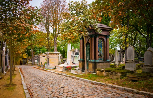 Père Lachaise via Parisinfo - tempat romantis di paris, 1. Eiffel Tower, 2. Trocadéro, 3. Temple of Love di Parc des Buttes-Chaumont, 4. Montmartre, 5. Sungai Seine, 6. Pont Alexander III, 7. Pont des Arts, 8. Pont Neuf, 9. Île Saint-Louis, 10. Luxembourg Gardens, 11. Wall of “I Love You’s”, 12. Temple d’Amour du Bois de Vincennes, 13. Père Lachaise, 14. Makam Oscar Wilde, 15. Musée d’Orsay, 16. Musée de la Vie Romantique