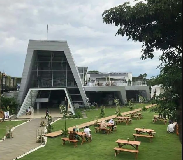 Peta Park, 1. Mari Mulai dari Taman Khusus bagi Kalian yang Masih Single, yaitu Taman Jomblo, 2. Tak Seperti Namanya, Taman Lansia ini Tak Hanya Keren Bagi para Senior, Tapi Untuk Siapa Saja, 3. Suka Dengan Fotografi dan Segala Pernak-perniknya? Taman Fotografi Ini Jadi Taman yang Tepat untuk Kalian Semua!, 4. Bagi yang Ingin Menikmati Suasana Taman Sambil Ngeceng, Taman Musik Centrum inilah Tempatnya, 5. Suka Sepakbola? Kunjungi Taman Persib yang Ada di Jalan Supratman, Bandung, 6. Mencari Romantisme Sambil Nonton Film? Jelas Bisa, Karena di Bandung Kini Ada Taman Film, 7. Taman Identik Dengan Bunga, dan Taman Pustaka Bunga Ini Salah Satu yang Paling Keren di Bandung, 8. Merasa Jago Main Skateboard, Atau Sekedar Ingin Belajar dari Ahlinya? Mainlah ke Taman Skateboard, 9. Mungkin Inilah Taman Paling Aman di Bandung, karena Banyak Superhero Nongkrong di Taman Superhero, 10. Taman Balaikota Memang Nggak Pernah Mati Gaya, Apalagi Karena Sekarang Disana Ada Gembok Cinta, 11. Beberapa Bangunan Kuno di Kota Bandung Bisa Kalian Nikmati di Sekitar Taman Vanda, 12. Nggak Hanya Manusia yang Doyan Hangout, Tapi Hewan Juga. Karena Itulah di Bandung Ada Pet Park, 13. Bikin badanmu berotot sambil hangout di Taman Fitness, 14. Lapangan Rumput Sintetis Bukan Hanya Monopoli Lapangan Sepakbola, karena Taman Alun-Alun Bandung Juga Punya. Bahkan Lebih Luas dan Lebih Keren!, 15. Kiara Artha Park, 16. Taman Lalu Lintas Ade Irma Suryani Nasution, 17. Teras Cikapundung, 18. Peta Park, 19. Taman Sejarah Bandung, 20. Taman Cibeunying, 21. Alun-Alun Cicendo, 22. Alun-alun Ujung Berung, 23. Tegallega Lampion Park, 24. Taman Labirin, 25. Taman Gesit, 26. Taman Veteran, 27. Taman Badak, 28. Taman Dewi Sartika, 29. Taman Asia Afrika Bandung