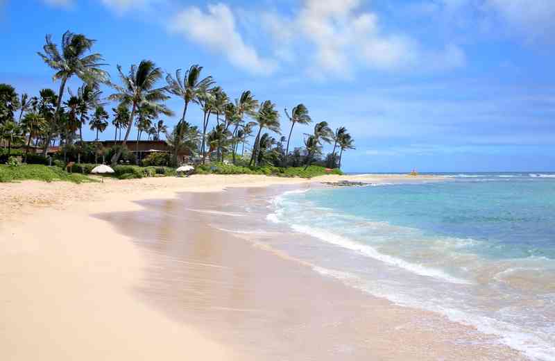 Poipu Beach via Shutterstock 23 Wisata Pantai di Hawaii Terbaik &amp; Terpopuler, Favorit wisatawan, Pantai di Hawaii, the Big Island, Pantai di Pulau Maui, the Valley Isle, Pantai di Pulau Oahu, the Gathering Island, Pantai di Pulau Kauai, the Garden Isle, Pantai di Pulau Lanai, the Pineapple Isle