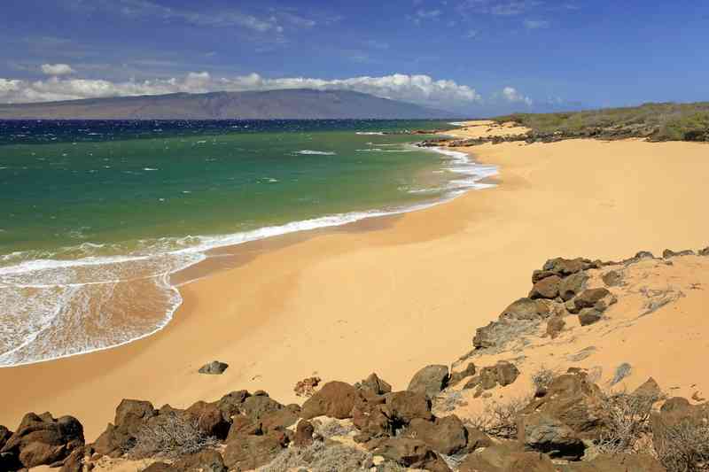 Polihua Beach via Shutterstock 23 Wisata Pantai di Hawaii Terbaik &amp; Terpopuler, Favorit wisatawan, Pantai di Hawaii, the Big Island, Pantai di Pulau Maui, the Valley Isle, Pantai di Pulau Oahu, the Gathering Island, Pantai di Pulau Kauai, the Garden Isle, Pantai di Pulau Lanai, the Pineapple Isle