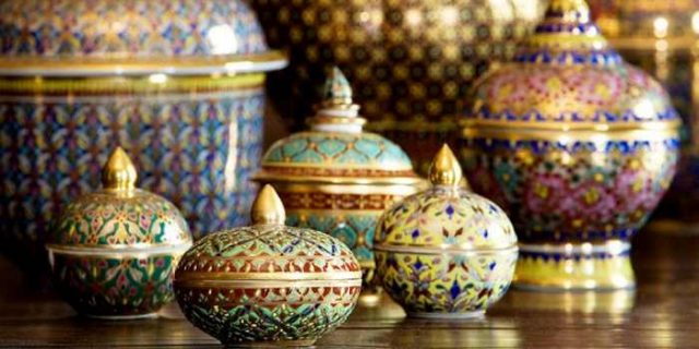 Porselen Benjarong via Twipu, 1. Souvenir Gajah, 2. Kelapa dan Segala Kerajinannya, 3. Segala Sesuatu Bertema Tuk-tuk, 4. Produk Spa, 5. Saus dan Bumbu, 6. Sutra Thailand, 7. Aksesoris Lokal, 8. Celana Muay-Thai, 9. Pakaian Tradisional, 10. Pocket Kulit, 11. Tas Unik Thailand, 12. Porselen Benjarong, Pajangan Keramik Khas Thailand, 13. Payung Kertas, 14. Bantal Segitiga Khas Thailand, 15. Ornamen dan Ukiran dari Kayu, 16. Wadah Anyaman Bambu untuk Tempat Nasi, 17. Perlengkapan Meditasi, 18. Pernak-pernik Unik, 19. Aneka Dekorasi dan Hiasan dari Kulit, 20. Lampu dan Lentera, 21. Permen, 22. Selai Khas Thailand, 23. Manisan Buah, 24. Aneka Cokelat, 25. Keripik Durian, 26. MAMA Tom Yum, 27. Pad Thai Instan, 28. Bento Squid Seafood Snack, 29. Pajangan Dinding Payet Khas Thailand