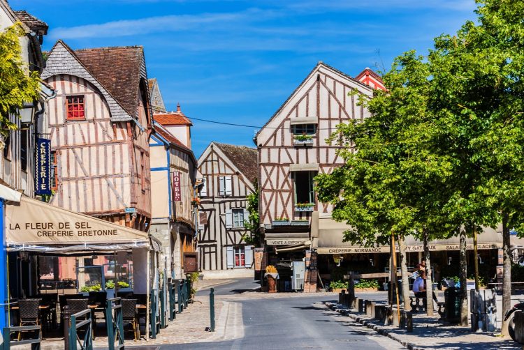 Provins via Thejakartapost, 1. Palace of Versailles, 2. Fontainebleau, 3. Sceaux, 4. Mont Saint Michel, 5. Saint-Germain-en-Laye, 6. Provins, 7. Chartres, 8. Reims, 9. Giverny, 10. Menara Eiffel, 11. Musee du Louvre, 12. Notre Dame de Paris, 13. Arc de Triomphe, 14. Champs-Élysées, 15. Sacré-Cœur, 16. Tuileries Garden, 17. Jardin du Luxembourg, 18. Montmartre, 19. Musée d’Orsay, 20. Disneyland Paris, 21. Place de la Concorde, 22. The Centre Pompidou, 23. Le Marais, 24. Champ de Mars, 25. Palais Garnier, 26. Montparnasse Tower, 27. Panthéon, 28. Rodin Museum, 29. Conciergerie, 30. Pont des Arts, 31. Musée de l’Orangerie, 32. Grand Palais, 33. La Villette