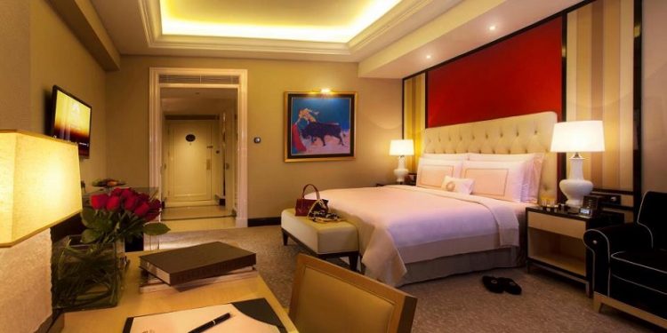 Premier Room (40 meter persegi) The Trans Luxury Hotel via facebook, 1. Mari Mulai dari GH Universal, Hotel dengan Arsitektur TERKEREN di Seantero Bandung, 2. Hotel Padma, Hotel dengan View TERINDAH: Menghadap ke Arah Lembah, Cyin!, 3. Stevie G, Hotel dengan Konsep TERUNIK, Khususnya untuk Fans Liverpool, 4. Untuk Pengalaman Berenang yang Memuaskan, Menginaplah di Oasis Siliwangi Boutique Hotel yang Memiliki Kolam Renang TERBAIK Sekelas Waterpark, 5. Trans Luxury Hotel Bandung, Hotel Mewah dengan Fasilitas Hiburan TERLENGKAP, 6. Mencari Hotel dengan View Pedesaan? Menginaplah di Sapu Lidi, Hotel dengan View TER-UDIK se-Bandung Raya., 7. Untuk Liburan Berkesan yang Nggak Bikin Kantong Bolong, Menginap Saja di Cottonwood Bed & Breakfast, Hotel Berbintang TERMURAH dalam Daftar Ini., 8. Last But Not Least, Kalian Dapat Mencicipi Sepenggal Keharuman Sejarah Masa Lalu Bandung dengan Menginap di Savoy Homann, Hotel TERTUA dan Paling Bersejarah dalam Daftar Rekomendasi Ini.