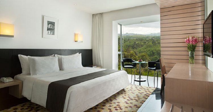 Premier room (luas 33,6 meter persegi) via padmahotelbandung, 1. Mari Mulai dari GH Universal, Hotel dengan Arsitektur TERKEREN di Seantero Bandung, 2. Hotel Padma, Hotel dengan View TERINDAH: Menghadap ke Arah Lembah, Cyin!, 3. Stevie G, Hotel dengan Konsep TERUNIK, Khususnya untuk Fans Liverpool, 4. Untuk Pengalaman Berenang yang Memuaskan, Menginaplah di Oasis Siliwangi Boutique Hotel yang Memiliki Kolam Renang TERBAIK Sekelas Waterpark, 5. Trans Luxury Hotel Bandung, Hotel Mewah dengan Fasilitas Hiburan TERLENGKAP, 6. Mencari Hotel dengan View Pedesaan? Menginaplah di Sapu Lidi, Hotel dengan View TER-UDIK se-Bandung Raya., 7. Untuk Liburan Berkesan yang Nggak Bikin Kantong Bolong, Menginap Saja di Cottonwood Bed & Breakfast, Hotel Berbintang TERMURAH dalam Daftar Ini., 8. Last But Not Least, Kalian Dapat Mencicipi Sepenggal Keharuman Sejarah Masa Lalu Bandung dengan Menginap di Savoy Homann, Hotel TERTUA dan Paling Bersejarah dalam Daftar Rekomendasi Ini.