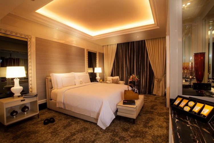President Suite (200 meter persegi) The Trans Luxury Hotel via facebook, 1. Mari Mulai dari GH Universal, Hotel dengan Arsitektur TERKEREN di Seantero Bandung, 2. Hotel Padma, Hotel dengan View TERINDAH: Menghadap ke Arah Lembah, Cyin!, 3. Stevie G, Hotel dengan Konsep TERUNIK, Khususnya untuk Fans Liverpool, 4. Untuk Pengalaman Berenang yang Memuaskan, Menginaplah di Oasis Siliwangi Boutique Hotel yang Memiliki Kolam Renang TERBAIK Sekelas Waterpark, 5. Trans Luxury Hotel Bandung, Hotel Mewah dengan Fasilitas Hiburan TERLENGKAP, 6. Mencari Hotel dengan View Pedesaan? Menginaplah di Sapu Lidi, Hotel dengan View TER-UDIK se-Bandung Raya., 7. Untuk Liburan Berkesan yang Nggak Bikin Kantong Bolong, Menginap Saja di Cottonwood Bed & Breakfast, Hotel Berbintang TERMURAH dalam Daftar Ini., 8. Last But Not Least, Kalian Dapat Mencicipi Sepenggal Keharuman Sejarah Masa Lalu Bandung dengan Menginap di Savoy Homann, Hotel TERTUA dan Paling Bersejarah dalam Daftar Rekomendasi Ini.