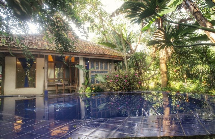President room (eksterior) dan kolam renang privat, via sapulidisawah, 1. Mari Mulai dari GH Universal, Hotel dengan Arsitektur TERKEREN di Seantero Bandung, 2. Hotel Padma, Hotel dengan View TERINDAH: Menghadap ke Arah Lembah, Cyin!, 3. Stevie G, Hotel dengan Konsep TERUNIK, Khususnya untuk Fans Liverpool, 4. Untuk Pengalaman Berenang yang Memuaskan, Menginaplah di Oasis Siliwangi Boutique Hotel yang Memiliki Kolam Renang TERBAIK Sekelas Waterpark, 5. Trans Luxury Hotel Bandung, Hotel Mewah dengan Fasilitas Hiburan TERLENGKAP, 6. Mencari Hotel dengan View Pedesaan? Menginaplah di Sapu Lidi, Hotel dengan View TER-UDIK se-Bandung Raya., 7. Untuk Liburan Berkesan yang Nggak Bikin Kantong Bolong, Menginap Saja di Cottonwood Bed & Breakfast, Hotel Berbintang TERMURAH dalam Daftar Ini., 8. Last But Not Least, Kalian Dapat Mencicipi Sepenggal Keharuman Sejarah Masa Lalu Bandung dengan Menginap di Savoy Homann, Hotel TERTUA dan Paling Bersejarah dalam Daftar Rekomendasi Ini.