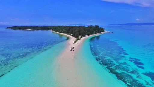 Pulau Dodola via Agolf - Wisata Indonesia Mirip Maldives, 1. Mari Mulai Dengan Pulo Cinta, Primadona Wisata Baru di Gorontalo, 2. Masih di Indonesia Timur, Ada Pantai Ora yang Siap Membius Para Pendamba Maladewa, 3. Pulau Dodola, Morotai, Juga Menawarkan Sekeping Pesona Ala Maladewa Lho!, 4. Beralih ke Kalimantan Timur, Bersiaplah Terpesona Dengan Keindahan Pulau Maratua, 5. Ujung Barat Indonesia Pun Memiliki Sepenggal Pesona Maladewa di Pantai Iboih, 6. Pulau Sombori, Sulawesi Tengah, 7. Raja Ampat, Papua Barat, 8. Kepulauan Kei, Maluku Tenggara , 9. Pulau Bawah, Kepulauan Riau