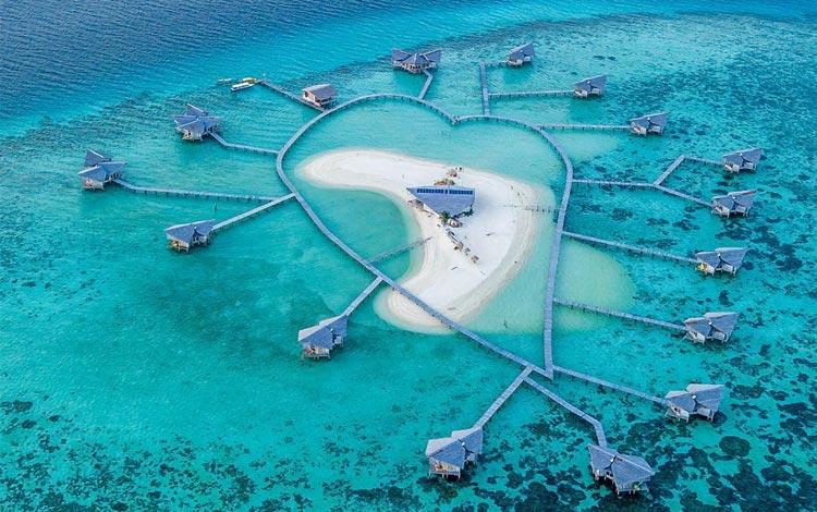 Pulo Cinta - Wisata Indonesia Mirip Maldives, 1. Mari Mulai Dengan Pulo Cinta, Primadona Wisata Baru di Gorontalo, 2. Masih di Indonesia Timur, Ada Pantai Ora yang Siap Membius Para Pendamba Maladewa, 3. Pulau Dodola, Morotai, Juga Menawarkan Sekeping Pesona Ala Maladewa Lho!, 4. Beralih ke Kalimantan Timur, Bersiaplah Terpesona Dengan Keindahan Pulau Maratua, 5. Ujung Barat Indonesia Pun Memiliki Sepenggal Pesona Maladewa di Pantai Iboih, 6. Pulau Sombori, Sulawesi Tengah, 7. Raja Ampat, Papua Barat, 8. Kepulauan Kei, Maluku Tenggara , 9. Pulau Bawah, Kepulauan Riau