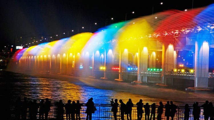 Rainbow Fountain di Banpo Bridge via lisawisata, Mengurus Visa Korea, Transportasi Menuju Seoul, Memilih Penginapan di Seoul, Rekomendasi Tempat Wisata di Seoul, Rekomendasi Tempat Wisata di Seoul Lainnya, Tempat Wisata Belanja di Seoul, Wisata Budaya Tradisional Korea, Destinasi Wisata Tradisional, Tempat Wisata Paling Instagramable di Seoul, Tempat Wisata Paling Palace di Seoul, Museum di Seoul yang Wajib Dikunjungi, Tempat Wisata untuk Pencinta K-Pop di Seoul, Wisata Alam dan Taman di Seoul