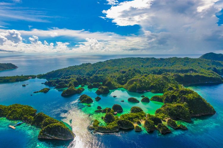 Raja Ampat, Papua Barat via lagaligoliveaboardcom, 1. Mari Mulai Dengan Pulo Cinta, Primadona Wisata Baru di Gorontalo, 2. Masih di Indonesia Timur, Ada Pantai Ora yang Siap Membius Para Pendamba Maladewa, 3. Pulau Dodola, Morotai, Juga Menawarkan Sekeping Pesona Ala Maladewa Lho!, 4. Beralih ke Kalimantan Timur, Bersiaplah Terpesona Dengan Keindahan Pulau Maratua, 5. Ujung Barat Indonesia Pun Memiliki Sepenggal Pesona Maladewa di Pantai Iboih, 6. Pulau Sombori, Sulawesi Tengah, 7. Raja Ampat, Papua Barat, 8. Kepulauan Kei, Maluku Tenggara , 9. Pulau Bawah, Kepulauan Riau