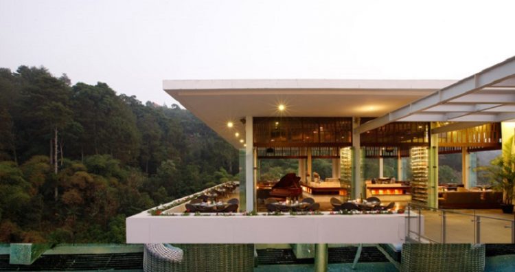 Restoran via padmahotelbandung, 1. Mari Mulai dari GH Universal, Hotel dengan Arsitektur TERKEREN di Seantero Bandung, 2. Hotel Padma, Hotel dengan View TERINDAH: Menghadap ke Arah Lembah, Cyin!, 3. Stevie G, Hotel dengan Konsep TERUNIK, Khususnya untuk Fans Liverpool, 4. Untuk Pengalaman Berenang yang Memuaskan, Menginaplah di Oasis Siliwangi Boutique Hotel yang Memiliki Kolam Renang TERBAIK Sekelas Waterpark, 5. Trans Luxury Hotel Bandung, Hotel Mewah dengan Fasilitas Hiburan TERLENGKAP, 6. Mencari Hotel dengan View Pedesaan? Menginaplah di Sapu Lidi, Hotel dengan View TER-UDIK se-Bandung Raya., 7. Untuk Liburan Berkesan yang Nggak Bikin Kantong Bolong, Menginap Saja di Cottonwood Bed & Breakfast, Hotel Berbintang TERMURAH dalam Daftar Ini., 8. Last But Not Least, Kalian Dapat Mencicipi Sepenggal Keharuman Sejarah Masa Lalu Bandung dengan Menginap di Savoy Homann, Hotel TERTUA dan Paling Bersejarah dalam Daftar Rekomendasi Ini.