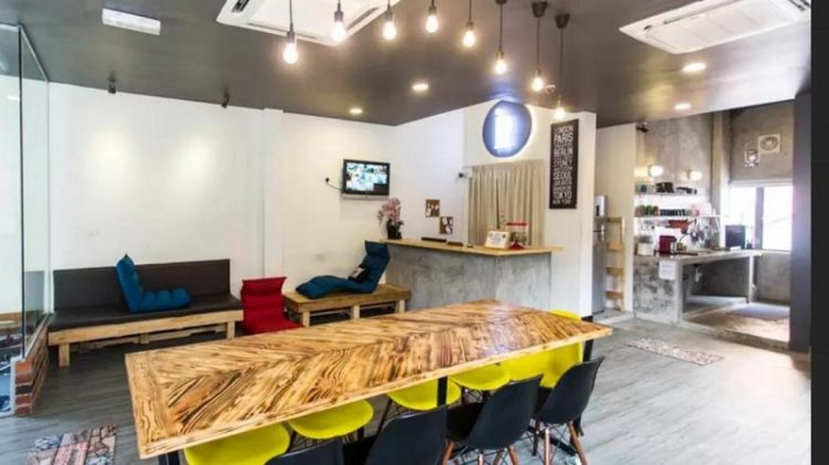 Resepsionis dan lounge di Revopackers via agoda