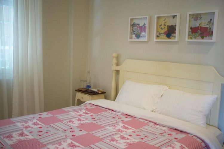 Rosemary Room Cottonwood Bed & Breakfast House via Facebook, 1. Mari Mulai dari GH Universal, Hotel dengan Arsitektur TERKEREN di Seantero Bandung, 2. Hotel Padma, Hotel dengan View TERINDAH: Menghadap ke Arah Lembah, Cyin!, 3. Stevie G, Hotel dengan Konsep TERUNIK, Khususnya untuk Fans Liverpool, 4. Untuk Pengalaman Berenang yang Memuaskan, Menginaplah di Oasis Siliwangi Boutique Hotel yang Memiliki Kolam Renang TERBAIK Sekelas Waterpark, 5. Trans Luxury Hotel Bandung, Hotel Mewah dengan Fasilitas Hiburan TERLENGKAP, 6. Mencari Hotel dengan View Pedesaan? Menginaplah di Sapu Lidi, Hotel dengan View TER-UDIK se-Bandung Raya., 7. Untuk Liburan Berkesan yang Nggak Bikin Kantong Bolong, Menginap Saja di Cottonwood Bed & Breakfast, Hotel Berbintang TERMURAH dalam Daftar Ini., 8. Last But Not Least, Kalian Dapat Mencicipi Sepenggal Keharuman Sejarah Masa Lalu Bandung dengan Menginap di Savoy Homann, Hotel TERTUA dan Paling Bersejarah dalam Daftar Rekomendasi Ini.