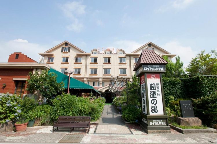 Royal Hotel Kawaguchiko via Booking, 1. Kenalan dengan Koe House Kawaguchiko, Yuk! Rate Awalnya Masih Dibawah JPY2000, Lho, 2. Mt Fuji Hostel Michaels, Budget Hotel yang Punya Fasilitas Bar, 3. Berminat Untuk Jalan-jalan ke Danau Kawaguchiko? Nginepnya di K’s House Mt.Fuji Saja!, 4. Kalian Bisa Menikmati Keindahan Gunung Fuji Sambil Berendam di Onsen-nya Kawaguchiko Station Inn, Lho!, 5. Kagelow Mt.Fuji Hostel Kawaguchiko, Cocok Bagi Traveller yang Ngaku Sebagai Instagrammer, 6. Saatnya Kenalan dengan Fujiyoshida Youth Hostel yang Selalu Dapat Rating Tinggi di Berbagai Situs Booking Hotel, 7. Satu Lagi Hostel Budget yang Siap Menyambut Kalian dengan Suasana yang Cukup Instagram-able, yaitu Hostel &amp; Salon Saruya, 8. Dan, Sempatkan Untuk Nginap di Royal Hotel Kawaguchiko, Hotel Budget yang Punya Onsen Keren