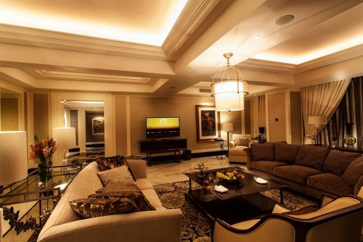 Ruang tamu privat untuk President Suite The Trans Luxury Hotel via facebook, 1. Mari Mulai dari GH Universal, Hotel dengan Arsitektur TERKEREN di Seantero Bandung, 2. Hotel Padma, Hotel dengan View TERINDAH: Menghadap ke Arah Lembah, Cyin!, 3. Stevie G, Hotel dengan Konsep TERUNIK, Khususnya untuk Fans Liverpool, 4. Untuk Pengalaman Berenang yang Memuaskan, Menginaplah di Oasis Siliwangi Boutique Hotel yang Memiliki Kolam Renang TERBAIK Sekelas Waterpark, 5. Trans Luxury Hotel Bandung, Hotel Mewah dengan Fasilitas Hiburan TERLENGKAP, 6. Mencari Hotel dengan View Pedesaan? Menginaplah di Sapu Lidi, Hotel dengan View TER-UDIK se-Bandung Raya., 7. Untuk Liburan Berkesan yang Nggak Bikin Kantong Bolong, Menginap Saja di Cottonwood Bed & Breakfast, Hotel Berbintang TERMURAH dalam Daftar Ini., 8. Last But Not Least, Kalian Dapat Mencicipi Sepenggal Keharuman Sejarah Masa Lalu Bandung dengan Menginap di Savoy Homann, Hotel TERTUA dan Paling Bersejarah dalam Daftar Rekomendasi Ini.