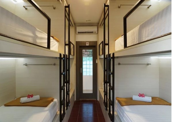 Ruang Amazing Cabin Hostel, 1. Nau Here Hostel, 2. Amazing Cabin Hostel , 4. Monostel Hostel , 5. Bedplus Backpacker Hostel, 6. M Boutique Hostel, 7. Karisa Pods, Hotel Kapsul dengan Sentuhan Budaya Lokal