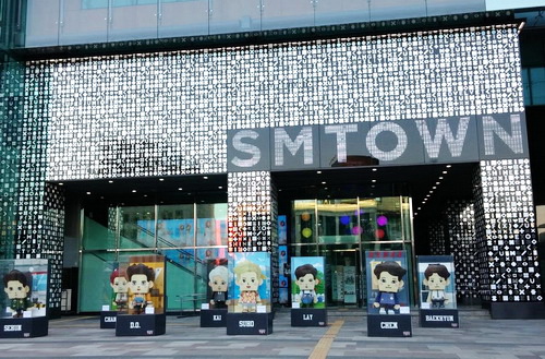 SMTOWN via Explorerguidebook.blogspotcom, Mengurus Visa Korea, Transportasi Menuju Seoul, Memilih Penginapan di Seoul, Rekomendasi Tempat Wisata di Seoul, Rekomendasi Tempat Wisata di Seoul Lainnya, Tempat Wisata Belanja di Seoul, Wisata Budaya Tradisional Korea, Destinasi Wisata Tradisional, Tempat Wisata Paling Instagramable di Seoul, Tempat Wisata Paling Palace di Seoul, Museum di Seoul yang Wajib Dikunjungi, Tempat Wisata untuk Pencinta K-Pop di Seoul, Wisata Alam dan Taman di Seoul
