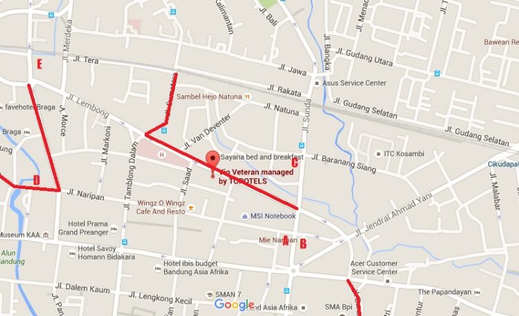 Screenshot lokasi Hotel Vio Veteran dan situasi sekitarnya, by vie. Keterangan: (A) Kedai Nyonya Rumah, (B) Mie Naripan, (C) Yellow Truck Coffee, (D) Warung Ceu Mar, (E) Soto Pak Ento, ——- lokasi spot kuliner Bandung