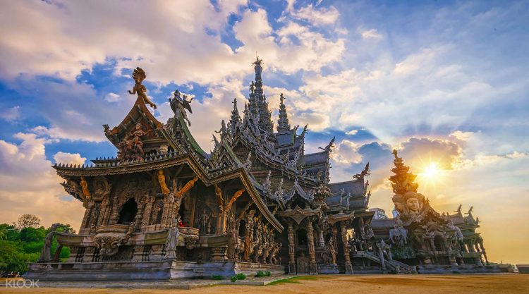 Sanctuary of Truth via Klook, 1. Pantai Pattaya, penuh pesona di siang hari dan menggoda iman di malam hari, 2. Pantai Jomtien, cocok bagi pecinta keramaian yang lebih sunyi, 3. Pantai Na Jomtien, pantai populer yang tetap menawarkan privasi, 4. Pantai Naklua, ideal bagi pecinta suasana pantai dan kehidupan di sekitarnya, 5. Pantai Wong Amat, bagi kalian yang ingin santai menikmati matahari, 6. Koh Larn, pulau Coral dengan pantai indah yang jadi surga dunia di Pattaya, 7. Puas bermain di pantai, saatnya mengenal kehidupan di laut Pattaya dengan main ke Underwater World Pattaya, 8. Bosan dengan laut dan suasana pantai? Pattaya Park hadir untuk menyelamatkan hari kalian, 9. Nggak hanya punya pantai dan waterpark, Pattaya juga punya Nong Nooch Tropical Garden & Cultural Village yang terlalu keren untuk dilewatkan, 10. Wat Phra Yai dan patung Buddha berukuran super besarnya, 11. Wat Yansangwararam, kuil yang dipersembahkan untuk Raja Bhumibol Adulyadej, 12. Wat Chaimongkol, kuil megah dengan gaya arsitektur yang eksotis, 13. Walau bukan kuil, Sanctuary of Truth ini juga layak kalian sambangi karena tempat ini mewakili semua unsur filosofi dalam budaya Thailand kuno, 14. Bagi para penantang adrenalin, uji nyali kalian dengan mencoba berbagai petualangan di Flight of the Gibbon, 15. Ripley’s Believe It Or Not, museum yang akan membuat kalian tercengang hingga akhir, 16. Art in Paradise, galeri yang akan menipu mata kalian, 17. Teddy Bear Museum Pattaya, museum untuk pecinta beruang Teddy, 18. Untuk pengalaman wisata bernuansa lokal, mampirlah ke Pattaya Floating Market dan rasakan serunya belanja di pasar terapung, 19. Sebagai pengenalan terhadap dunia malam di Pattaya, mulailah dengan menyusuri Pattaya Walking Street, 20. Melihat Pertunjukan kabaret