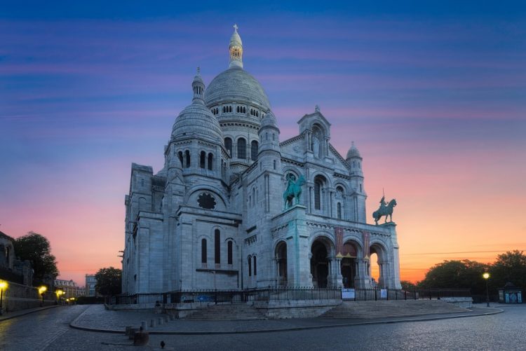 Sacré-Cœur via Lonelyplanet, 1. Palace of Versailles, 2. Fontainebleau, 3. Sceaux, 4. Mont Saint Michel, 5. Saint-Germain-en-Laye, 6. Provins, 7. Chartres, 8. Reims, 9. Giverny, 10. Menara Eiffel, 11. Musee du Louvre, 12. Notre Dame de Paris, 13. Arc de Triomphe, 14. Champs-Élysées, 15. Sacré-Cœur, 16. Tuileries Garden, 17. Jardin du Luxembourg, 18. Montmartre, 19. Musée d’Orsay, 20. Disneyland Paris, 21. Place de la Concorde, 22. The Centre Pompidou, 23. Le Marais, 24. Champ de Mars, 25. Palais Garnier, 26. Montparnasse Tower, 27. Panthéon, 28. Rodin Museum, 29. Conciergerie, 30. Pont des Arts, 31. Musée de l’Orangerie, 32. Grand Palais, 33. La Villette