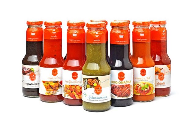 Saus dan Bumbu via Myfood, 1. Souvenir Gajah, 2. Kelapa dan Segala Kerajinannya, 3. Segala Sesuatu Bertema Tuk-tuk, 4. Produk Spa, 5. Saus dan Bumbu, 6. Sutra Thailand, 7. Aksesoris Lokal, 8. Celana Muay-Thai, 9. Pakaian Tradisional, 10. Pocket Kulit, 11. Tas Unik Thailand, 12. Porselen Benjarong, Pajangan Keramik Khas Thailand, 13. Payung Kertas, 14. Bantal Segitiga Khas Thailand, 15. Ornamen dan Ukiran dari Kayu, 16. Wadah Anyaman Bambu untuk Tempat Nasi, 17. Perlengkapan Meditasi, 18. Pernak-pernik Unik, 19. Aneka Dekorasi dan Hiasan dari Kulit, 20. Lampu dan Lentera, 21. Permen, 22. Selai Khas Thailand, 23. Manisan Buah, 24. Aneka Cokelat, 25. Keripik Durian, 26. MAMA Tom Yum, 27. Pad Thai Instan, 28. Bento Squid Seafood Snack, 29. Pajangan Dinding Payet Khas Thailand