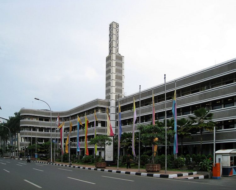 Savoy Homann, via Gunawan Kartapranata wikimedia commons, 1. Mari Mulai dari GH Universal, Hotel dengan Arsitektur TERKEREN di Seantero Bandung, 2. Hotel Padma, Hotel dengan View TERINDAH: Menghadap ke Arah Lembah, Cyin!, 3. Stevie G, Hotel dengan Konsep TERUNIK, Khususnya untuk Fans Liverpool, 4. Untuk Pengalaman Berenang yang Memuaskan, Menginaplah di Oasis Siliwangi Boutique Hotel yang Memiliki Kolam Renang TERBAIK Sekelas Waterpark, 5. Trans Luxury Hotel Bandung, Hotel Mewah dengan Fasilitas Hiburan TERLENGKAP, 6. Mencari Hotel dengan View Pedesaan? Menginaplah di Sapu Lidi, Hotel dengan View TER-UDIK se-Bandung Raya., 7. Untuk Liburan Berkesan yang Nggak Bikin Kantong Bolong, Menginap Saja di Cottonwood Bed & Breakfast, Hotel Berbintang TERMURAH dalam Daftar Ini., 8. Last But Not Least, Kalian Dapat Mencicipi Sepenggal Keharuman Sejarah Masa Lalu Bandung dengan Menginap di Savoy Homann, Hotel TERTUA dan Paling Bersejarah dalam Daftar Rekomendasi Ini.
