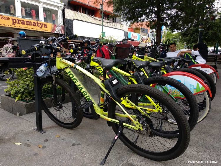 Sewa Sepeda JogjaBike di Maliboro via Rizkyalmira, 1. JavaBali Trans Wisata (Sewasepedajogja.com), 2. Si Woles (Siwoles.com), 3. Sindutrans.com, 4. Agi Bike Rental Jogja, 5. Sewa Sepeda JogjaBike (jogjabike.id), 6. ArmadaRent.com (Tutup Permanen), 7. Pondok Sepeda