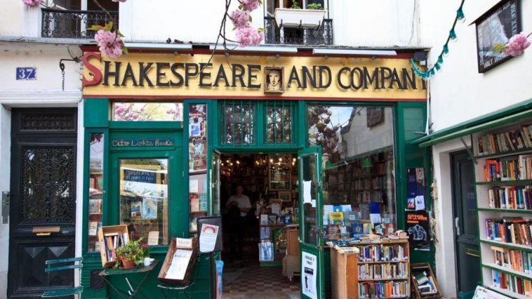 Shakespeare and Company Bookstore via BBC - tempat belanja di Paris, Tips Secara Umum, # Shopping Street dan Distrik Belanja Populer, # Pusat Perbelanjaan, # Toko Diskon, # Pasar Tradisional, Barang Antik, dan Sejenisnya, # Barang-barang Vintage, # Tempat Lainnya di Paris, #Jenis Tempat Belanja/Nama Tempat, #Ukuran dan warna, #Seputar pembayaran