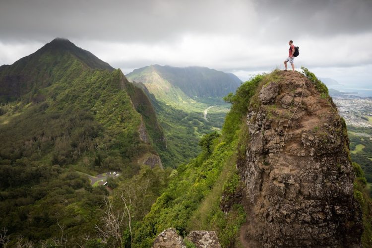 Spot Pali Notches via unsplash, Informasi Dasar, Daya Tarik Oahu Island, Aktivitas Seru &amp; Tempat Wisata di Pulau Oahu, Aktivitas Wisata Random di Pulau Oahu, Tips dan Trik, Akses dan Orientasi