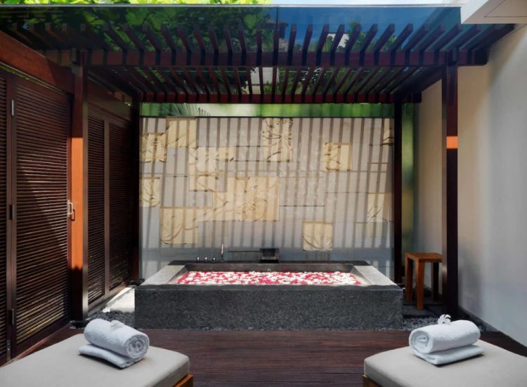 Spa, 1. Mulia Resort Nusa Dua, Hotel Mewah dengan Dua Kapel Romantis di Tepi Pantai Nusa Dua, 2. Selebrity Hong Kong, Sharon Chan dan Pasangannya, Memilih Conrad Bali Sebagai Venue Wedding dan Bulan Madu Mereka , 3. Villa Bayuh Sabbha, Pernah Menjadi Saksi Janji Suci Antara Tamara Bleszynski dan Mike Lewis, 4. Mari Beralih ke Ayana Spa &amp; Resort Bali, Tempat Franda dan Samuel Zylgwyn Mengikat Janji, 5. Dan Tentu Saja Jangan Lupakan Alila Villas Soori, Tempatnya Raffi Ahmad dan Nagita Slavina Menggelar Private Party di Bali