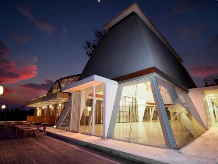 Stevie G Hotel via indonesianrooms, 1. Mari Mulai dari GH Universal, Hotel dengan Arsitektur TERKEREN di Seantero Bandung, 2. Hotel Padma, Hotel dengan View TERINDAH: Menghadap ke Arah Lembah, Cyin!, 3. Stevie G, Hotel dengan Konsep TERUNIK, Khususnya untuk Fans Liverpool, 4. Untuk Pengalaman Berenang yang Memuaskan, Menginaplah di Oasis Siliwangi Boutique Hotel yang Memiliki Kolam Renang TERBAIK Sekelas Waterpark, 5. Trans Luxury Hotel Bandung, Hotel Mewah dengan Fasilitas Hiburan TERLENGKAP, 6. Mencari Hotel dengan View Pedesaan? Menginaplah di Sapu Lidi, Hotel dengan View TER-UDIK se-Bandung Raya., 7. Untuk Liburan Berkesan yang Nggak Bikin Kantong Bolong, Menginap Saja di Cottonwood Bed & Breakfast, Hotel Berbintang TERMURAH dalam Daftar Ini., 8. Last But Not Least, Kalian Dapat Mencicipi Sepenggal Keharuman Sejarah Masa Lalu Bandung dengan Menginap di Savoy Homann, Hotel TERTUA dan Paling Bersejarah dalam Daftar Rekomendasi Ini.