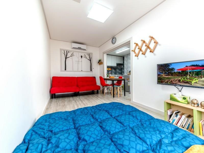 Suasana Kamar Airest Pension via Priceline
