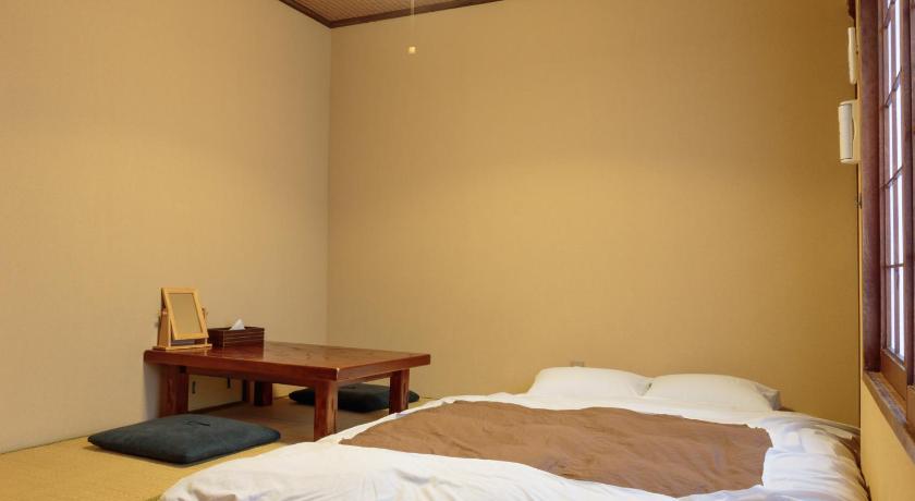 Suasana Kamar Gion Ryokan Q-beh via Agoda, 1. Mari Mulai dari Matsubaya Ryokan, Budget Ryokan Berjarak Beberapa Menit Jalan Kaki dari Stasiun Kyoto, 2. Untuk Versi yang Lebih Ekonomis di Sekitar Stasiun Kyoto, Guesthouse Berkonsep Ryokan Seperti Budget Inn Layak Untuk Dilirik, 3. Hanaki-ya, Ryokan Ekonomis di Distrik Historis Higashiyama, 4. Tanaka-ya, Budget Ryokan di Miyagawa-cho, Distrik Geisha di Kawasan Higashiyama, 5. Gion Ryokan Q-beh, Ryokan Unik yang Nggak Jauh dari Distrik Gion , 6. Last But Not Least, Ada Capsule Ryokan Untuk Kalian yang Ingin Merasakan Sensasi Menginap di Hotel Kapsul Sekaligus Ryokan