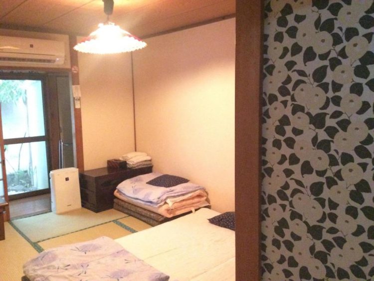 Suasana Kamar Hanaki-ya via Agoda, 1. Mari Mulai dari Matsubaya Ryokan, Budget Ryokan Berjarak Beberapa Menit Jalan Kaki dari Stasiun Kyoto, 2. Untuk Versi yang Lebih Ekonomis di Sekitar Stasiun Kyoto, Guesthouse Berkonsep Ryokan Seperti Budget Inn Layak Untuk Dilirik, 3. Hanaki-ya, Ryokan Ekonomis di Distrik Historis Higashiyama, 4. Tanaka-ya, Budget Ryokan di Miyagawa-cho, Distrik Geisha di Kawasan Higashiyama, 5. Gion Ryokan Q-beh, Ryokan Unik yang Nggak Jauh dari Distrik Gion , 6. Last But Not Least, Ada Capsule Ryokan Untuk Kalian yang Ingin Merasakan Sensasi Menginap di Hotel Kapsul Sekaligus Ryokan