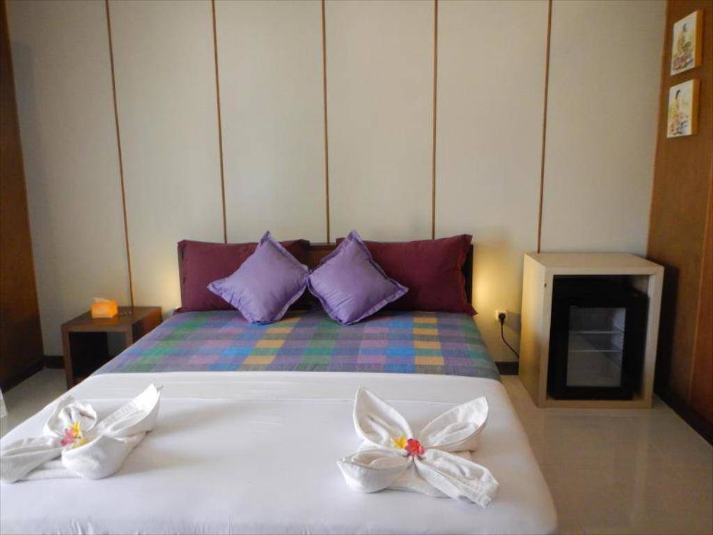 Suasana Kamar di Denaya Lodge Hotel via Nusatrip, 1. Good For Ya Knee Hostel & Bungalows, Akomodasi Murah Meriah Berjarak 5 Menit Jalan Kaki dari Pantai, 2. Budget Kaki Lima Tapi Ingin Akomodasi dengan Privasi Lebih? Angel’s Cottage Jawabannya, 3. Menginap dalam Suasana Eco Friendly yang Ramah Budget Bisa Kalian Dapatkan di Little Woodstock Homestay, 4. Oceane Paradise Bungalow, Cocok Bagi Kalian yang Ingin Menginap Nyaman dengan Harga Hemat, 5. Kalian Juga Dapat Mempertimbangkan Giliano Residence untuk Pilihan Akomodasi Budget nan Nyaman, 6. Ingin Menjauh Sejenak dari Peradaban Modern Tanpa Harus Jauh-jauh dari Pusat Keramaian? Coba Lirik Denaya Lodge, deh!, 7. Gili Bagaz Cottage Hadir Untuk Kalian yang Merindukan Nuansa Etnik Jawa dengan Harga Budget, 8. Walau Rate-nya Terbilang Budget, Fasilitas di Trawangan Oasis Hotel Ini Cukup Lengkap Untuk Memanjakan Wisatawan, 9. Hotel Vila Ombak, 10. Natya Hotel Gili Trawangan, 11. The Trawangan Resort, 12. Pearl of Trawangan, 13. Santorini Beach Resort, 14. Mango Dive & Bungalow