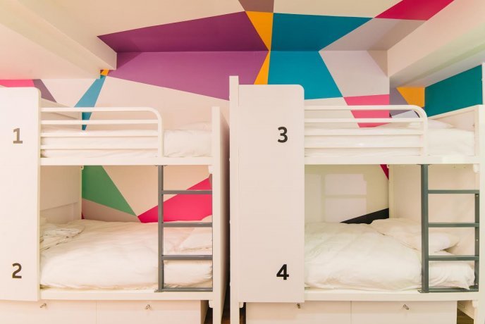 Suasana Kamar di Generator Hostel London via Budgetplaces