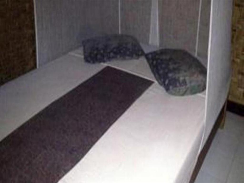 Suasana Kamar di Little Woodstock Homestay via Agoda, 1. Good For Ya Knee Hostel & Bungalows, Akomodasi Murah Meriah Berjarak 5 Menit Jalan Kaki dari Pantai, 2. Budget Kaki Lima Tapi Ingin Akomodasi dengan Privasi Lebih? Angel’s Cottage Jawabannya, 3. Menginap dalam Suasana Eco Friendly yang Ramah Budget Bisa Kalian Dapatkan di Little Woodstock Homestay, 4. Oceane Paradise Bungalow, Cocok Bagi Kalian yang Ingin Menginap Nyaman dengan Harga Hemat, 5. Kalian Juga Dapat Mempertimbangkan Giliano Residence untuk Pilihan Akomodasi Budget nan Nyaman, 6. Ingin Menjauh Sejenak dari Peradaban Modern Tanpa Harus Jauh-jauh dari Pusat Keramaian? Coba Lirik Denaya Lodge, deh!, 7. Gili Bagaz Cottage Hadir Untuk Kalian yang Merindukan Nuansa Etnik Jawa dengan Harga Budget, 8. Walau Rate-nya Terbilang Budget, Fasilitas di Trawangan Oasis Hotel Ini Cukup Lengkap Untuk Memanjakan Wisatawan, 9. Hotel Vila Ombak, 10. Natya Hotel Gili Trawangan, 11. The Trawangan Resort, 12. Pearl of Trawangan, 13. Santorini Beach Resort, 14. Mango Dive & Bungalow