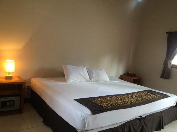 Suasana Kamar di Trawangan Oasis Hotel via Booking, 1. Good For Ya Knee Hostel & Bungalows, Akomodasi Murah Meriah Berjarak 5 Menit Jalan Kaki dari Pantai, 2. Budget Kaki Lima Tapi Ingin Akomodasi dengan Privasi Lebih? Angel’s Cottage Jawabannya, 3. Menginap dalam Suasana Eco Friendly yang Ramah Budget Bisa Kalian Dapatkan di Little Woodstock Homestay, 4. Oceane Paradise Bungalow, Cocok Bagi Kalian yang Ingin Menginap Nyaman dengan Harga Hemat, 5. Kalian Juga Dapat Mempertimbangkan Giliano Residence untuk Pilihan Akomodasi Budget nan Nyaman, 6. Ingin Menjauh Sejenak dari Peradaban Modern Tanpa Harus Jauh-jauh dari Pusat Keramaian? Coba Lirik Denaya Lodge, deh!, 7. Gili Bagaz Cottage Hadir Untuk Kalian yang Merindukan Nuansa Etnik Jawa dengan Harga Budget, 8. Walau Rate-nya Terbilang Budget, Fasilitas di Trawangan Oasis Hotel Ini Cukup Lengkap Untuk Memanjakan Wisatawan, 9. Hotel Vila Ombak, 10. Natya Hotel Gili Trawangan, 11. The Trawangan Resort, 12. Pearl of Trawangan, 13. Santorini Beach Resort, 14. Mango Dive & Bungalow