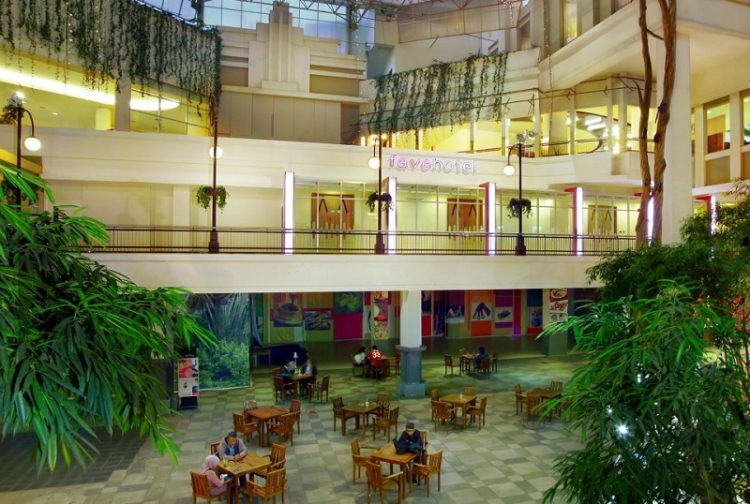 Suasana di dalam mall Braga Citywalk via Favehotel Braga facebook, 1. Chingu Cafe, 2. Pino Pizza (Tutup Permanen), 3. Nasi Goreng Mafia, 4. Waroeng Setiabudhi, 5. Batagor Darto, 6. Kafe Burangrang, 7. Maeta Coffee, 8. Bakso Istigfar, 9. Bebek Goreng Haji Slamet, 10. Dapur Dahapati, 11. Sapu Lidi Resto and Cafe, 12. Cafe d’Pakar, 13. Kafe Lawangwangi, 14. Rumah Sosis, 15. Mie Kocok Mang Dadeng, 17. Braga Citywalk, 20. Warung Prasmanan Ceu Mar, 27. Suis Butcher, 29. Makan di Kapal Pinisi Danau Situ Patenggang, 35. Nasi Bancakan Mang Barna dan Bi Oom, 36. Rumah Makan Ampera, 37. Mie Ramen, 38. Paskal Food Market, 39. The Valley Bistro and Cafe, 40. Warung Salse, 41. Congo Cafe And Gallery, 42. Natural Resto dan Strawberry Land, 43. Kampung Daun, 44. Roemah Nenek Resto Cafe, 45. Atmosphere Resort Cafe , 46. Raja Rasa, 47. Cie Rasa Loom Buah Batu